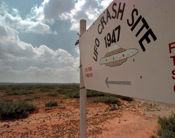 拍攝於1997年6月10日的照片中，一個標誌引導著遊客前往新墨西哥州羅斯威爾1947年UFO的墜毀地點。 - 俄羅斯衛星通訊社