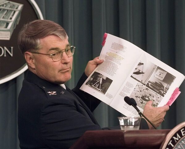 约翰·海恩斯上校于1997年6月24日在五角大楼新闻发布会上拿着一份美国空军报告副本，内容有关1947年新墨西哥州罗斯威尔发生的UFO（不明飞行物）事件。 - 俄罗斯卫星通讯社