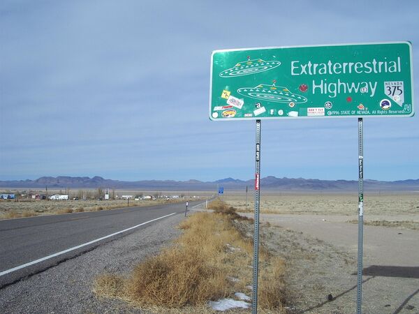 位于美国内华达州的一条名为“外星公路” 的路。据报道不明飞行物和其他“外星人活动”在此频繁发生。 - 俄罗斯卫星通讯社
