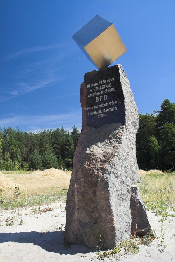 波蘭埃米爾欽村的不明飛行物紀念碑。 - 俄羅斯衛星通訊社