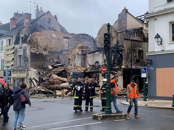 7月1日，紧急救援人员在巴黎以南约100公里蒙塔日市的一栋被烧毁建筑前执行任务，该建筑内有一家药店。 - 俄罗斯卫星通讯社