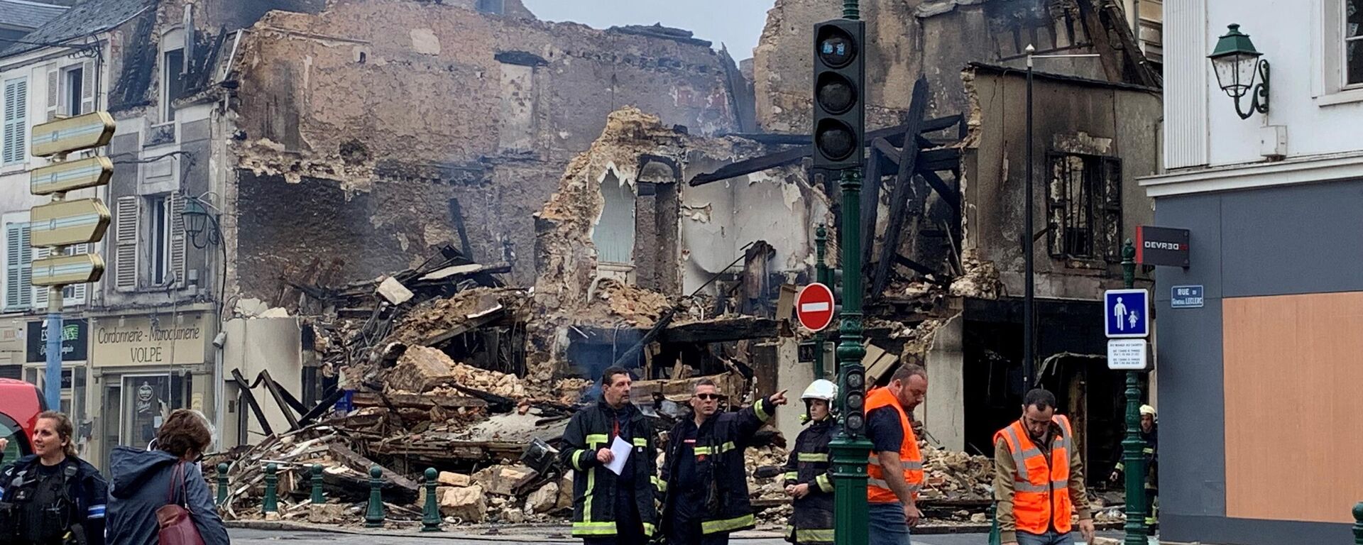 7月1日，緊急救援人員在巴黎以南約100公里蒙塔日市的一棟被燒毀建築前執行任務，該建築內有一家藥店。 - 俄羅斯衛星通訊社, 1920, 03.07.2023