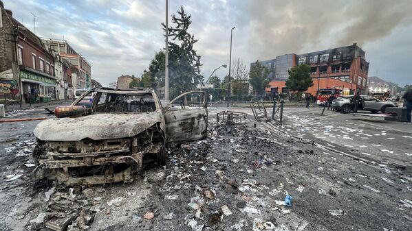6月30日，法国鲁贝市阿尔玛区，一辆烧毁的汽车停在被大火烧毁的泰西集团大楼前的街道上。 - 俄罗斯卫星通讯社