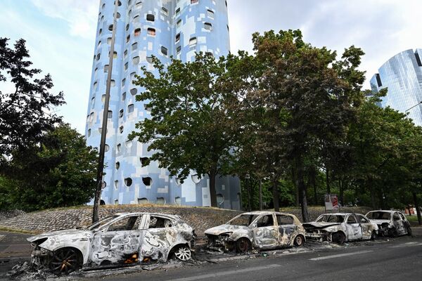 6月30日，法国巴黎西部巴勃罗·毕加索庄园脚下的街道两旁停放着被烧毁的汽车。 - 俄罗斯卫星通讯社