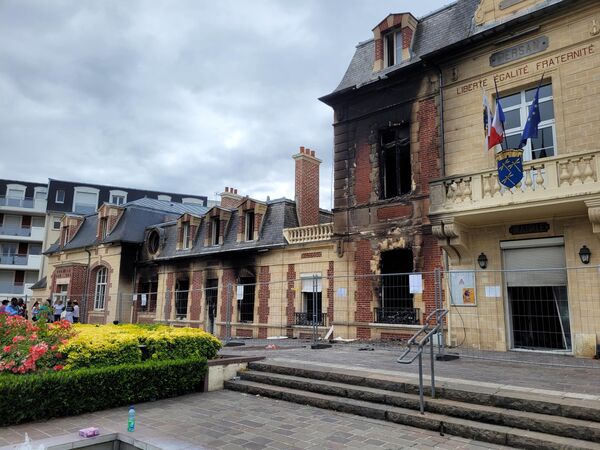 7月1日，巴黎以北约40公里处的佩桑市政厅部分受损。 - 俄罗斯卫星通讯社