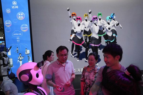 7月6日，人們在世界人工智能大會上參觀中國智能機器人製造商Dataa Robotics的機器人。 - 俄羅斯衛星通訊社