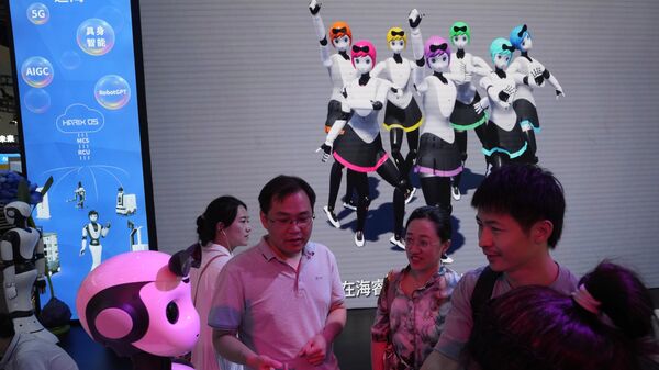 人們在世界人工智能大會上參觀中國智能機器人製造商Dataa Robotics的機器人 - 俄羅斯衛星通訊社