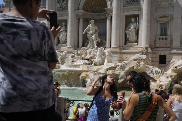 2023年7月7日，星期五，人们在罗马的特雷维喷泉旁冲凉。 - 俄罗斯卫星通讯社