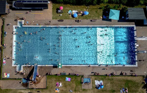 2023年7月8日，一个炎热的星期六，人们在德国法兰克福附近的韦尔海姆的公共游泳池里消磨时光。 - 俄罗斯卫星通讯社