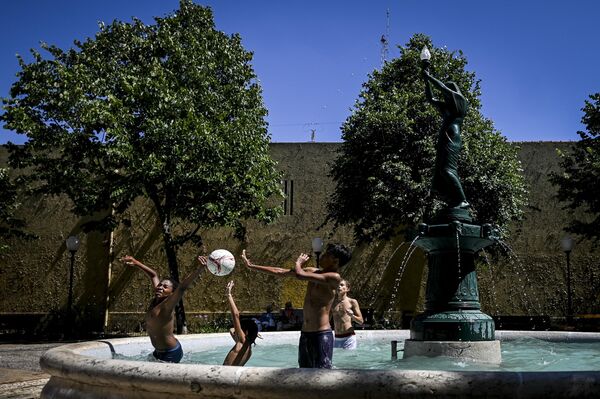 2023年7月8日，里斯本，孩子们在托雷尔花园的喷泉里踢足球。 - 俄罗斯卫星通讯社