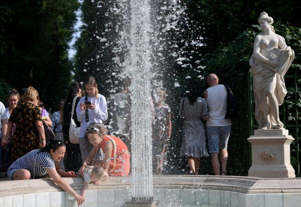 圣彼得堡夏园的喷泉附近的人们。圣彼得堡的天气很温暖。空气已经升温至28度。 - 俄罗斯卫星通讯社