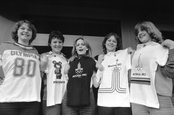 1980年2月1日，德国斯图加特附近一家服装厂，模特们手里拿着五件不同的T恤，上面印有1980年莫斯科奥运会的标志。 当时，据工厂负责人介绍，西方的抵制计划并未影响奥运纪念品出售。 - 俄罗斯卫星通讯社