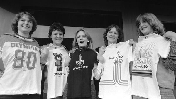 1980年2月1日，德國斯圖加特附近一家服裝廠，模特們手裡拿著五件不同的T恤，上面印有1980年莫斯科奧運會的標誌。 - 俄羅斯衛星通訊社