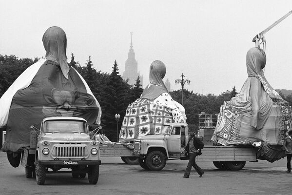 1980年7月15 日，一个苏联卡车车队将巨大的包裹着的典型苏联木偶运送到列宁中央体育场，这些木偶将用于7月19日奥运会开幕式彩排。 - 俄罗斯卫星通讯社