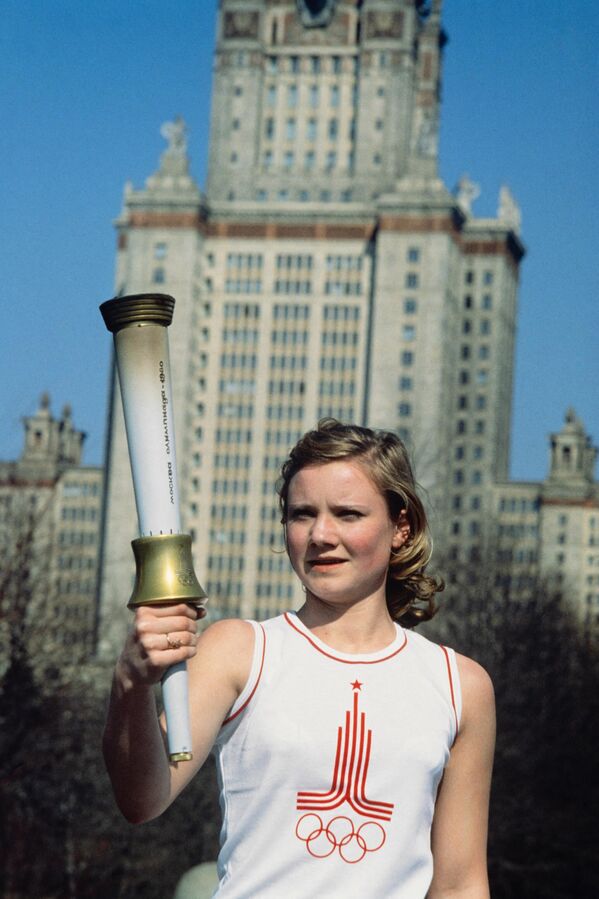 1979 年，一名年輕的俄羅斯女運動員身著奧運火炬手制服擺姿勢，距離1980年莫斯科夏季奧運會開幕還有一年多時間。 - 俄羅斯衛星通訊社