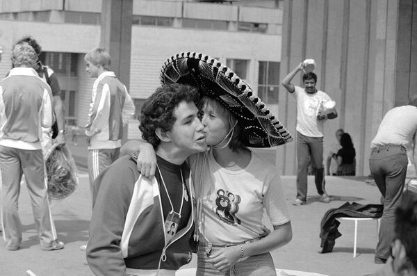 1980年7月28日，在莫斯科奧運村，津巴布韋跳水運動員安東內特·威爾肯給了墨西哥跳水運動員薩爾瓦多·索布里諾一個吻，以感謝他送的傳統墨西哥寬邊帽。 - 俄羅斯衛星通訊社