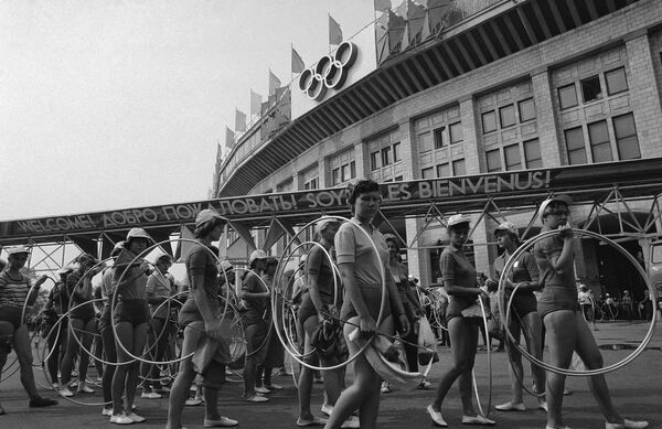 1980年7月23日，年輕的蘇聯女性在列寧中央體育場外等待莫斯科奧運會田徑比賽開幕式的排練。 - 俄羅斯衛星通訊社