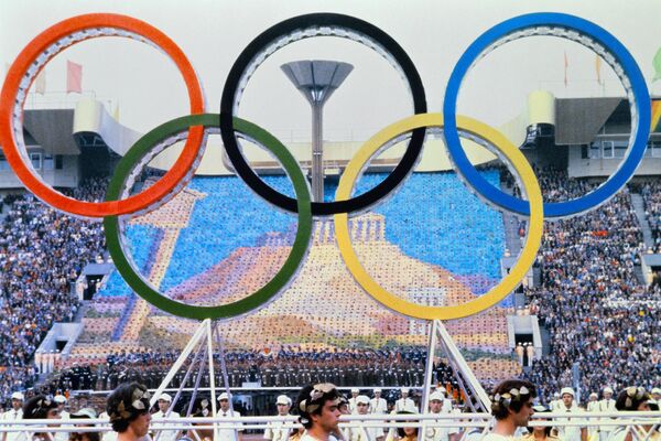 1980年7月19日，在列寧中央體育場舉行的1980年莫斯科夏季奧運會開幕式上，奧林匹克五環在巨大的帕特農神廟圖像的襯托下顯得格外引人注目。 - 俄羅斯衛星通訊社