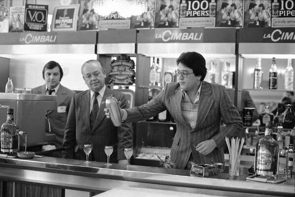 1979年12月17日，莫斯科，施格蘭酒廠的管理者向莫斯科調酒師展示如何調制符合西方口味的飲品。 - 俄羅斯衛星通訊社