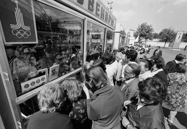 1980年7月9日，莫斯科，人們聚集在列寧中央體育場附近的一家奧林匹克紀念品商店外。 - 俄羅斯衛星通訊社