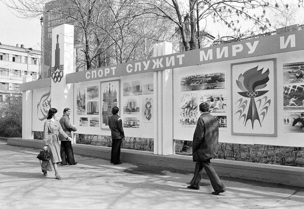 1980年4月23日，莫斯科人检查新的奥运会广告牌，上面写着“体育服务和平”。该广告牌是在美国宣布抵制奥运会后竖起的。 - 俄罗斯卫星通讯社