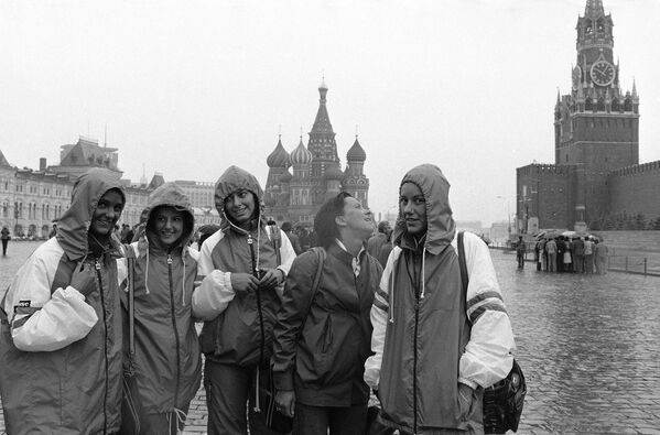 1980年7月21日，意大利女子擊劍隊在莫斯科奧運會訓練間隙，冒著小雨遊覽了莫斯科紅場。 - 俄羅斯衛星通訊社