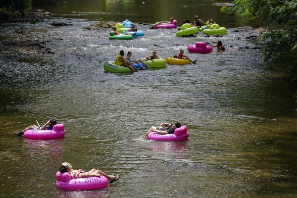 人们在美国查塔胡其河中避暑。 - 俄罗斯卫星通讯社