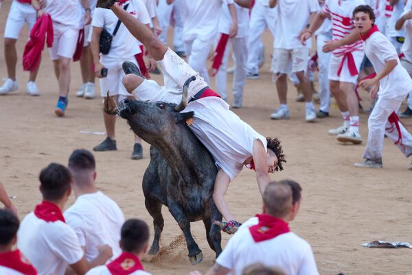 西班牙潘普洛纳圣佛明奔牛节活动的参与者。 - 俄罗斯卫星通讯社