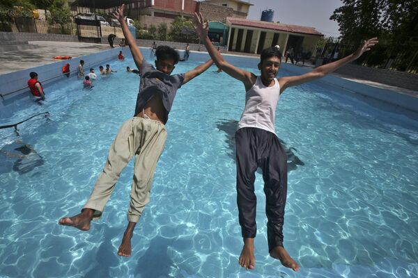 巴基斯坦年轻人跳进私人游泳池。 - 俄罗斯卫星通讯社