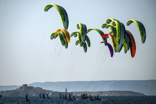 风筝冲浪者参加2024年法国奥运会帆类运动测试赛。 - 俄罗斯卫星通讯社