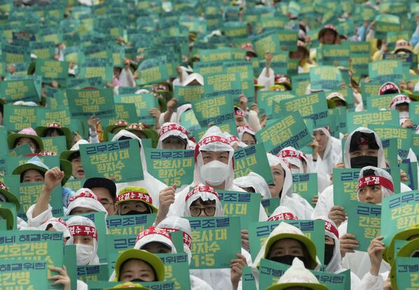 韩国卫生和医务工作者联盟成员参加在首尔举行的反对政府劳工政策的集会。 - 俄罗斯卫星通讯社