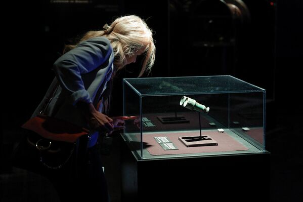 7月18日,一名參觀者在巴黎凡爾賽門展覽中心觀看XXL泰坦尼克號展覽展出的雙筒望遠鏡。沈船後打撈上來的真實物品 ,以及船內多個區域的復刻品也被展出。 7月18日,一名參觀者在巴黎凡爾賽門展覽中心觀看XXL泰坦尼克號展覽展出的雙筒望遠鏡。沈船後打撈上來的真實物品 ,以及船內多個區域的復刻品也被展出。 - 俄羅斯衛星通訊社