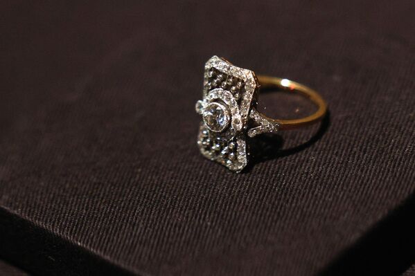 7月18日,巴黎凡爾賽門展覽中心舉辦的XXL泰坦尼克號展覽開幕當天,展出了愛德華時代的戒指。沈船後打撈上來的真實物品 ,以及船內多個區域的復刻品也被展出。 7月18日,巴黎凡爾賽門展覽中心舉辦的XXL泰坦尼克號展覽開幕當天,展出了愛德華時代的戒指。沈船後打撈上來的真實物品 ,以及船內多個區域的復刻品也被展出。 - 俄羅斯衛星通訊社