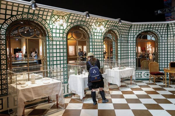 7月18日,一位遊客在巴黎凡爾賽門展覽中心參觀XXL泰坦尼克號展覽。沈船後打撈上來的真實物品 ,以及船內多個區域的復刻品也被展出。 7月18日,一位遊客在巴黎凡爾賽門展覽中心參觀XXL泰坦尼克號展覽。沈船後打撈上來的真實物品 ,以及船內多個區域的復刻品也被展出。 - 俄羅斯衛星通訊社