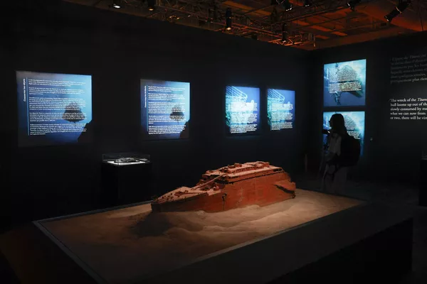 7月18日，一位遊客在巴黎凡爾賽門展覽中心參觀XXL泰坦尼克號展覽。沈船後打撈上來的真實物品 ，以及船內多個區域的復刻品也被展出。 - 俄羅斯衛星通訊社