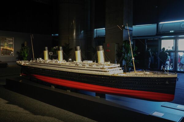 7月18日,巴黎凡爾賽門展覽中心舉辦的XXL泰坦尼克號展覽開幕當天,展出了泰坦尼克號郵輪的複製模型。沈船後打撈上來的真實物品 ,以及船內多個區域的復刻品也被展出。 7月18日,巴黎凡爾賽門展覽中心舉辦的XXL泰坦尼克號展覽開幕當天,展出了泰坦尼克號郵輪的複製模型。沈船後打撈上來的真實物品 ,以及船內多個區域的復刻品也被展出。 - 俄羅斯衛星通訊社