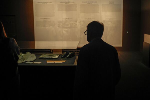 7月18日,一位遊客在巴黎凡爾賽門展覽中心參觀XXL泰坦尼克號展覽。沈船後打撈上來的真實物品 ,以及船內多個區域的復刻品也被展出。 7月18日,一位遊客在巴黎凡爾賽門展覽中心參觀XXL泰坦尼克號展覽。沈船後打撈上來的真實物品 ,以及船內多個區域的復刻品也被展出。 - 俄羅斯衛星通訊社