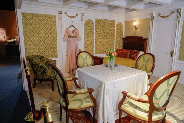 7月18日,巴黎凡爾賽門展覽中心舉辦的XXL泰坦尼克號展覽開幕當天,展出了泰坦尼克號客輪頭等艙真人大小的復刻品。沈船後打撈上來的真實物品 ,以及船內多個區域的復刻品也被展出。 7月18日,巴黎凡爾賽門展覽中心舉辦的XXL泰坦尼克號展覽開幕當天,展出了泰坦尼克號客輪頭等艙真人大小的復刻品。沈船後打撈上來的真實物品 ,以及船內多個區域的復刻品也被展出。 - 俄羅斯衛星通訊社