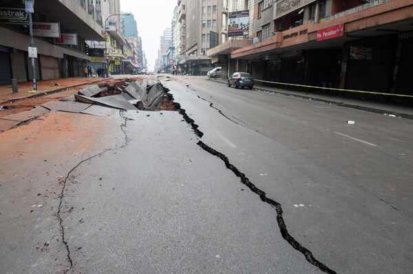 南非约翰内斯堡商业区发生不明爆炸。图为爆炸后道路上留下的深坑。 - 俄罗斯卫星通讯社