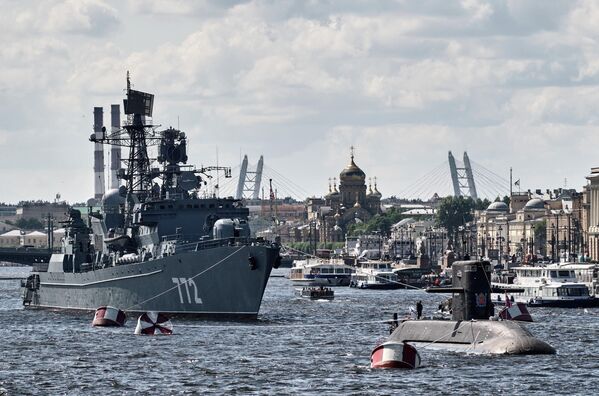 俄罗斯“不惧”号警戒舰参加在圣彼得堡市涅瓦河航道中举行的海军节阅兵式彩排。 - 俄罗斯卫星通讯社