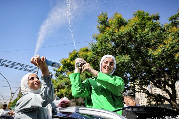 巴勒斯坦希伯倫女孩慶祝獲得中學畢業證書。 - 俄羅斯衛星通訊社