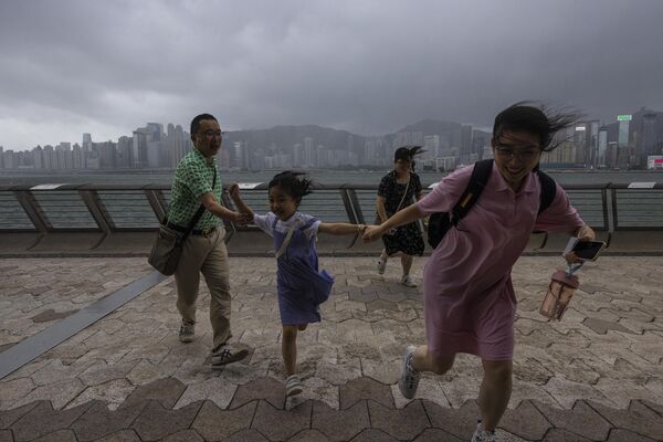 中国大陆游客在香港旅游期间躲避台风。 - 俄罗斯卫星通讯社