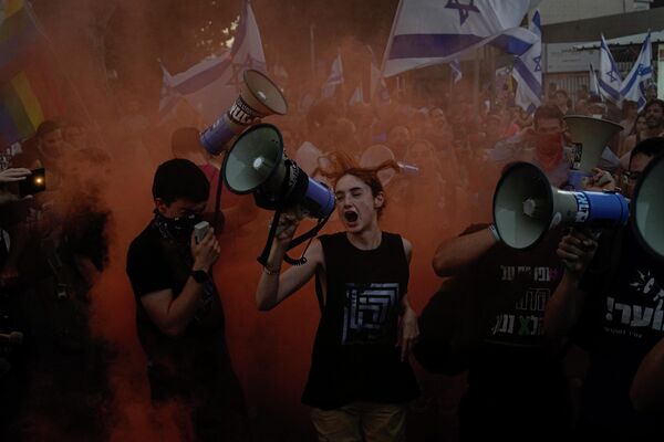 以色列示威民眾在特拉維夫舉行抗議總理內塔尼亞胡政府改革司法系統的示威集會。 - 俄羅斯衛星通訊社