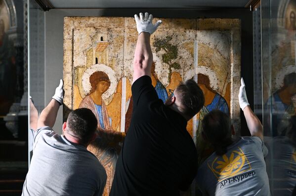 俄羅斯ART Courie公司員工將安德烈·魯布列夫的“聖三一”雕像從展台上取下。聖像隨後將送往“格拉巴爾”全俄羅斯藝術科學修復中心。 - 俄羅斯衛星通訊社