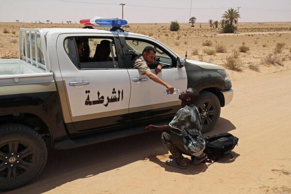 利比亞邊防人員在一次救援行動中給一名移民餵水。 - 俄羅斯衛星通訊社