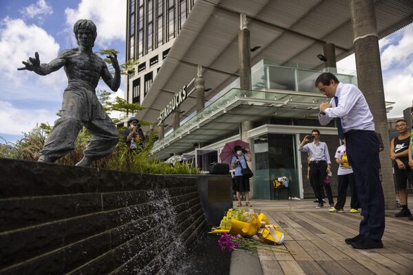 中国香港的李小龙粉丝们在李小龙雕像前悼念李小龙逝世50周年。 - 俄罗斯卫星通讯社