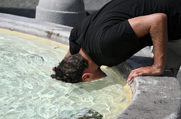 意大利一名男子將頭浸入羅馬波波洛廣場的噴泉內解暑降溫。 - 俄羅斯衛星通訊社