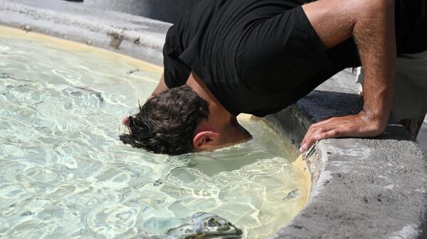 意大利一名男子将头浸入罗马波波洛广场的喷泉内解暑降温 - 俄罗斯卫星通讯社