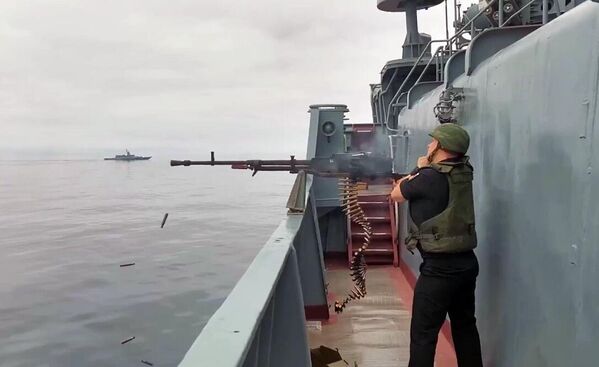 一名俄羅斯海軍士兵在日本海舉行的中俄聯合演習中用&quot;科爾德&quot;大口徑機槍射擊訓練目標。 - 俄羅斯衛星通訊社