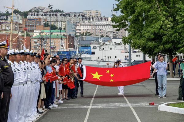 俄中“北部·联合-2023”联合军演结束后，中国人民解放军海军的4艘军舰抵达符拉迪沃斯托克港时受到了热烈欢迎。此次演习在日本海结束。 - 俄罗斯卫星通讯社